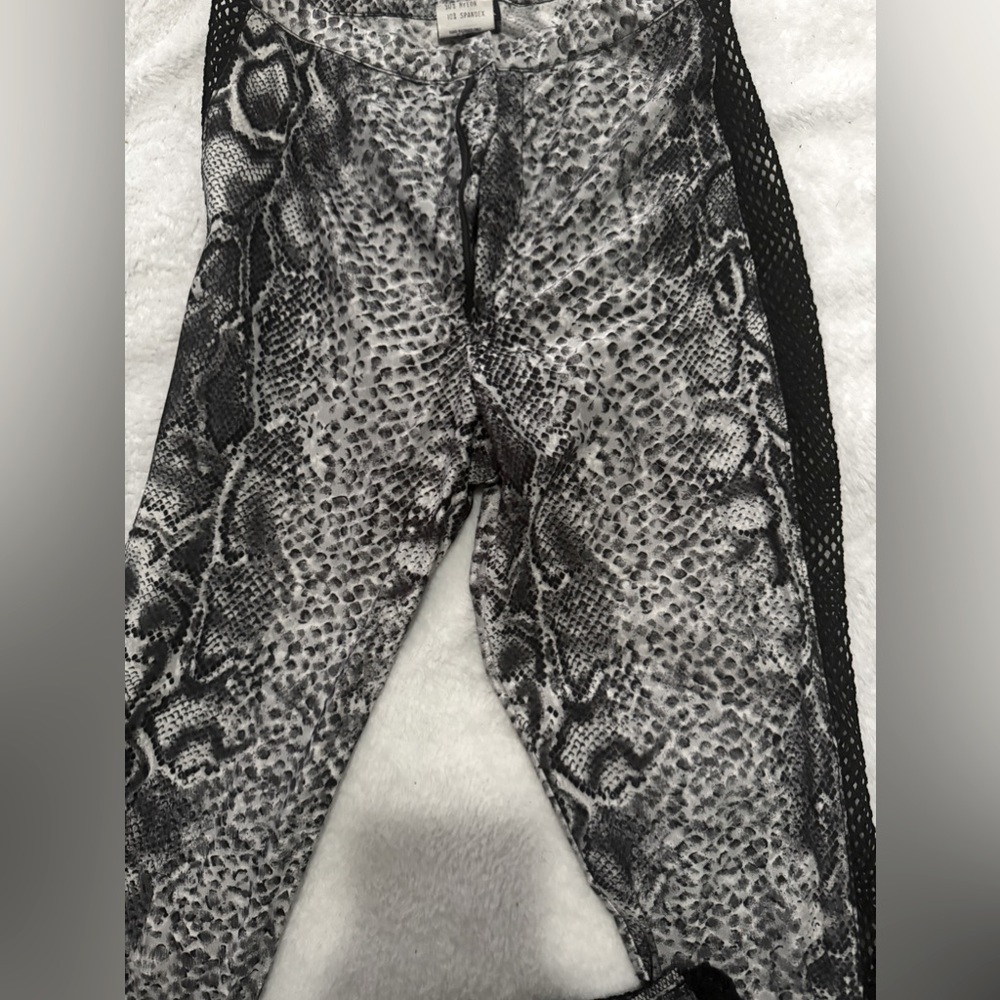 Beautiful leggings see through mesh on the side size M